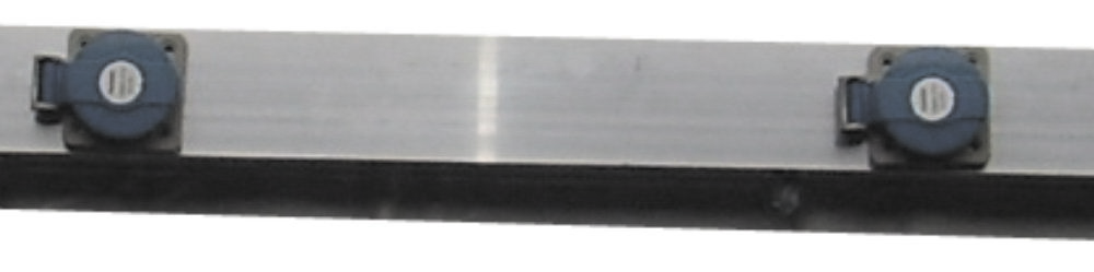 BARRA 4 TOMAS DE CORRIENTE (INDEPENDIENTES) CON CONECTOR PARA PUENTEAR A LA BARRA BE10/4-E. 160 cm.